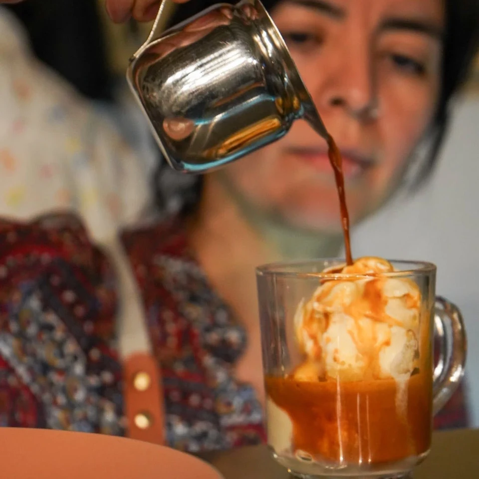 Espresso servido sobre helado de vainilla en un vaso de vidrio