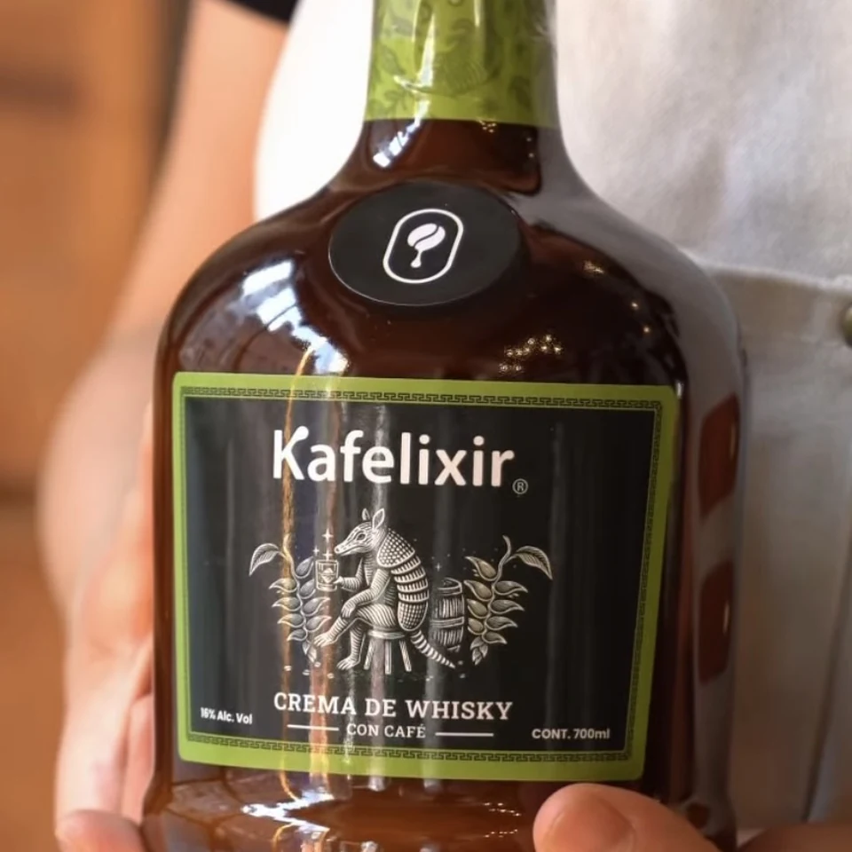 Botella de crema de whisky con café de 700 ml, con etiqueta negra y verde